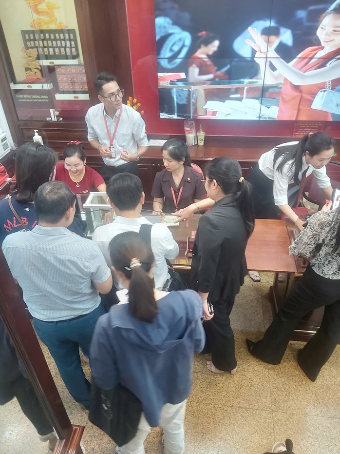 Giá vàng "lao dốc", tiệm vàng ngừng mua vào, bán không giới hạn- Ảnh 4. Giá vàng "lao dốc", tiệm vàng ngừng mua vào, bán không giới hạn- Ảnh 4.