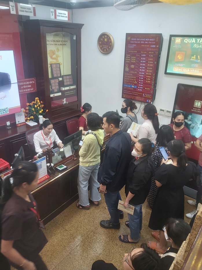 Giá vàng "lao dốc", tiệm vàng ngừng mua vào, bán không giới hạn- Ảnh 1. Giá vàng "lao dốc", tiệm vàng ngừng mua vào, bán không giới hạn- Ảnh 1.