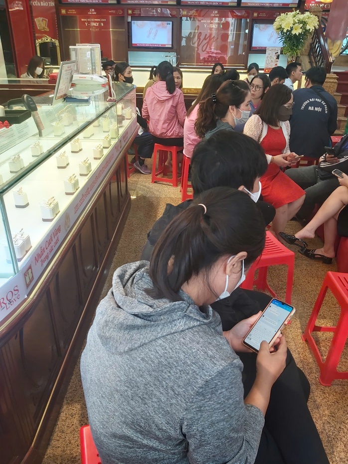 Giá vàng "lao dốc", tiệm vàng ngừng mua vào, bán không giới hạn- Ảnh 3. Giá vàng "lao dốc", tiệm vàng ngừng mua vào, bán không giới hạn- Ảnh 3.