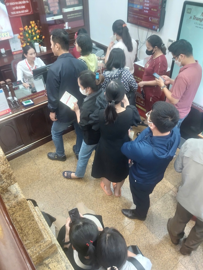 Giá vàng "lao dốc", tiệm vàng ngừng mua vào, bán không giới hạn- Ảnh 5. Giá vàng "lao dốc", tiệm vàng ngừng mua vào, bán không giới hạn- Ảnh 5.