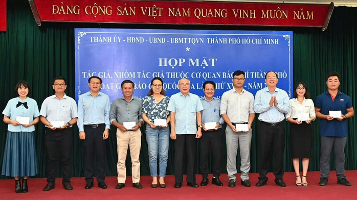 TP HCM khen thưởng tác giả, nhóm tác giả đoạt Giải Báo chí Quốc gia- Ảnh 1. TP HCM khen thưởng tác giả, nhóm tác giả đoạt Giải Báo chí Quốc gia- Ảnh 1.