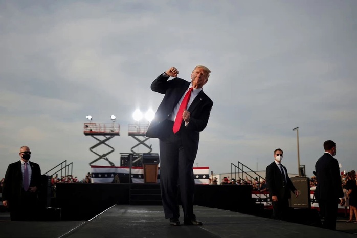 Ông Trump nhảy múa trong một cuộc vận động ở Florida. Ảnh: The Guardian Ông Trump nhảy múa trong một cuộc vận động ở Florida. Ảnh: The Guardian