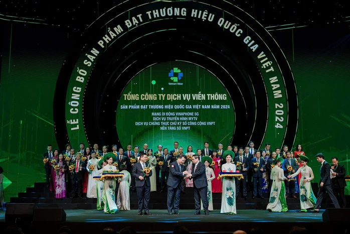 Thủ tướng Phạm Minh Chính trao biểu trưng Thương hiệu Quốc gia cho đại diện VNPT VinaPhone Thủ tướng Phạm Minh Chính trao biểu trưng Thương hiệu Quốc gia cho đại diện VNPT VinaPhone