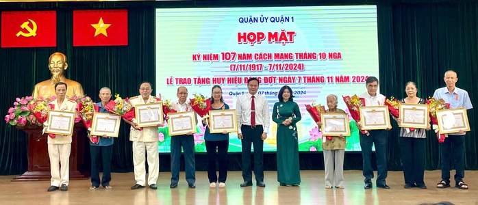 Trao Huy hiệu Đảng cho 103 đảng viên- Ảnh 2. Trao Huy hiệu Đảng cho 103 đảng viên- Ảnh 2.