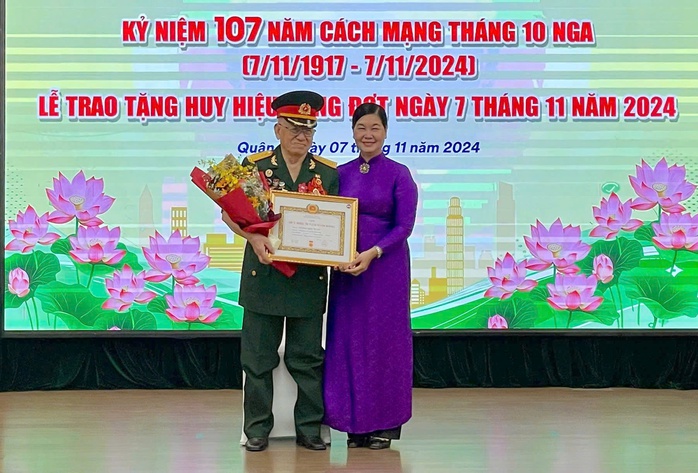 Trao Huy hiệu Đảng cho 103 đảng viên- Ảnh 1. Trao Huy hiệu Đảng cho 103 đảng viên- Ảnh 1.