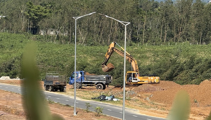 Yêu cầu nhà thầu làm rõ vụ trộm đất trên đường vành đai ngàn tỉ ở Đà Nẵng- Ảnh 1. Yêu cầu nhà thầu làm rõ vụ trộm đất trên đường vành đai ngàn tỉ ở Đà Nẵng- Ảnh 1.