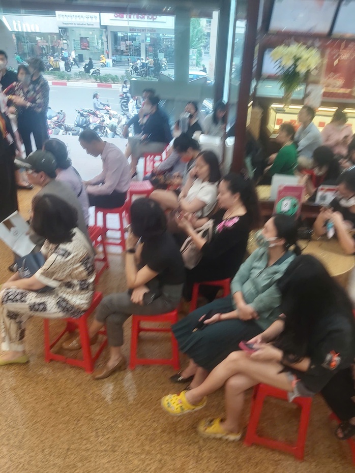 Giá vàng "lao dốc", tiệm vàng ngừng mua vào, bán không giới hạn- Ảnh 6. Giá vàng "lao dốc", tiệm vàng ngừng mua vào, bán không giới hạn- Ảnh 6.