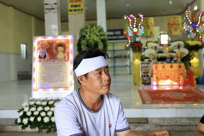 Anh Phạm Xuân Quang, chồng chị Giàu, bần thần bên linh cữu vợ Anh Phạm Xuân Quang, chồng chị Giàu, bần thần bên linh cữu vợ