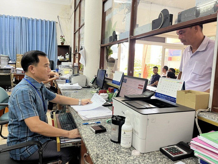 Người dân làm thủ tục hành chính tại UBND phường Bình Hưng Hòa A, quận Bình Tân, TP HCMẢnh: BẢO NGỌC Người dân làm thủ tục hành chính tại UBND phường Bình Hưng Hòa A, quận Bình Tân, TP HCMẢnh: BẢO NGỌC