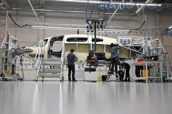 Máy bay chạy bằng điện được sản xuất tại nhà máy ở Gauting - Đức Ảnh: REUTERS Máy bay chạy bằng điện được sản xuất tại nhà máy ở Gauting - Đức Ảnh: REUTERS