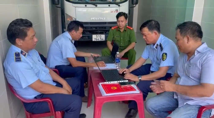 Bán hàng trên Facebook, một công ty ở Hóc Môn bị tịch thu hơn 1 tấn khô bò "bốn không"- Ảnh 1. Bán hàng trên Facebook, một công ty ở Hóc Môn bị tịch thu hơn 1 tấn khô bò "bốn không"- Ảnh 1.
