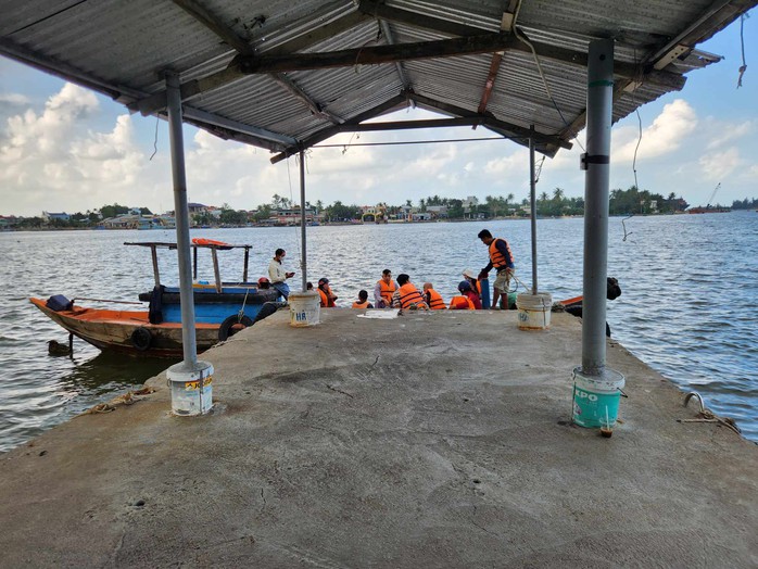 Phà hỏng, cả ngàn người dân xã đảo Tam Hải mỏi mòn "gọi đò ơi"- Ảnh 2. Phà hỏng, cả ngàn người dân xã đảo Tam Hải mỏi mòn "gọi đò ơi"- Ảnh 2.