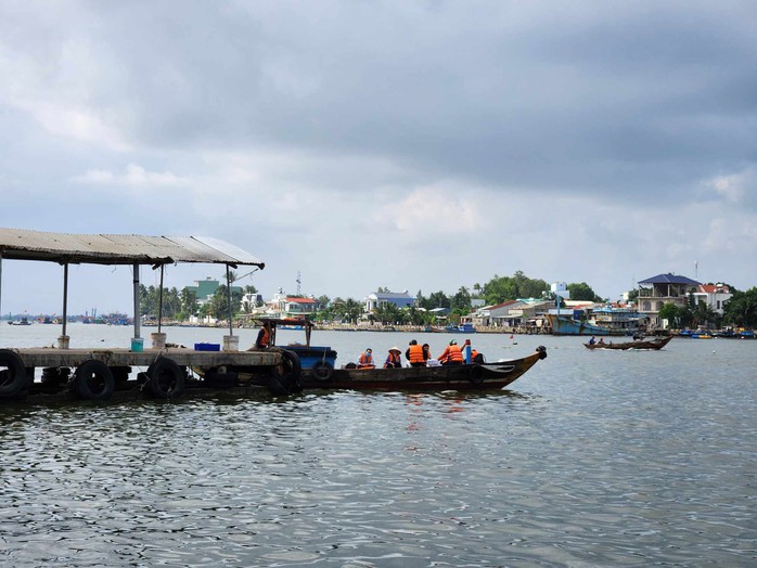 Phà hỏng, cả ngàn người dân xã đảo Tam Hải mỏi mòn "gọi đò ơi"- Ảnh 3. Phà hỏng, cả ngàn người dân xã đảo Tam Hải mỏi mòn "gọi đò ơi"- Ảnh 3.