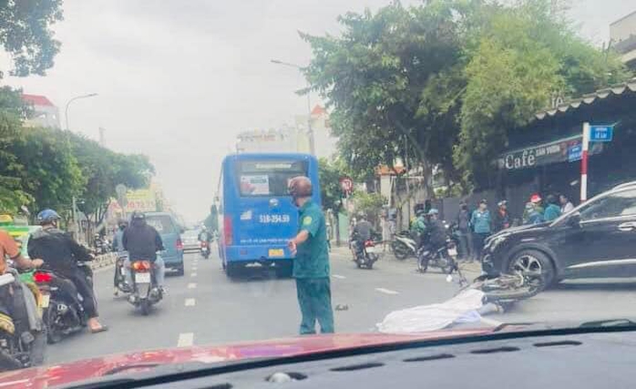 CLIP: Va quẹt hông xe buýt, người đi xe máy thiệt mạng ở Gò Vấp- Ảnh 1. CLIP: Va quẹt hông xe buýt, người đi xe máy thiệt mạng ở Gò Vấp- Ảnh 1.