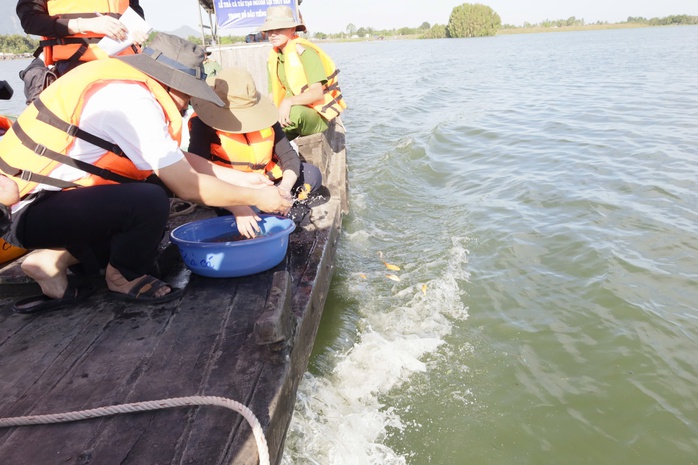 Tây Ninh thả nhiều loại cá giống xuống hồ Dầu Tiếng- Ảnh 1. Tây Ninh thả nhiều loại cá giống xuống hồ Dầu Tiếng- Ảnh 1.