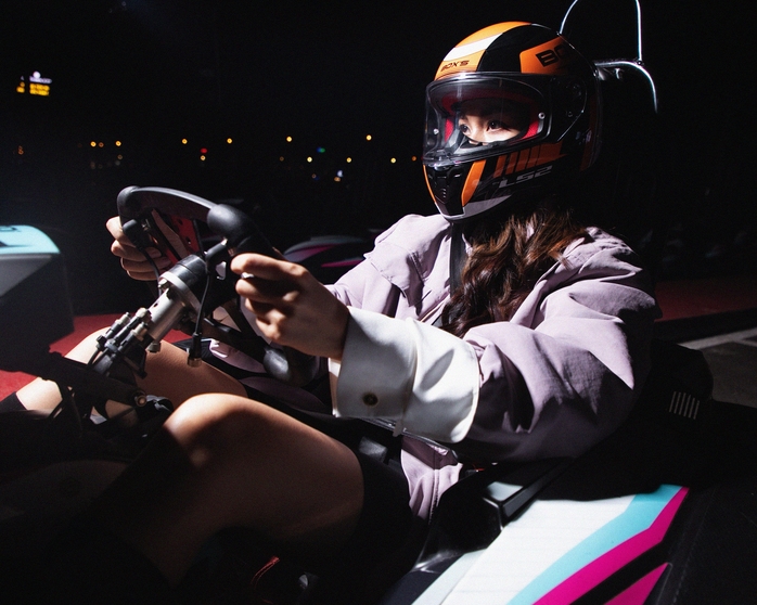 Trải nghiệm lái xe đua go-kart của Thanh Hằng- Ảnh 1. Trải nghiệm lái xe đua go-kart của Thanh Hằng- Ảnh 1.