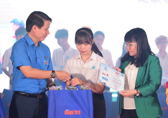 Rơi nước mắt những câu chuyện vượt khó trong học tập- Ảnh 6. Rơi nước mắt những câu chuyện vượt khó trong học tập- Ảnh 6.