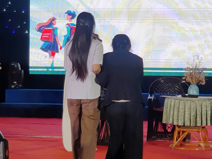 Rơi nước mắt những câu chuyện vượt khó trong học tập- Ảnh 3. Rơi nước mắt những câu chuyện vượt khó trong học tập- Ảnh 3.