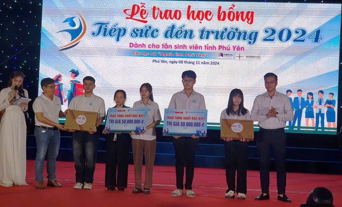 Rơi nước mắt những câu chuyện vượt khó trong học tập- Ảnh 5. Rơi nước mắt những câu chuyện vượt khó trong học tập- Ảnh 5.