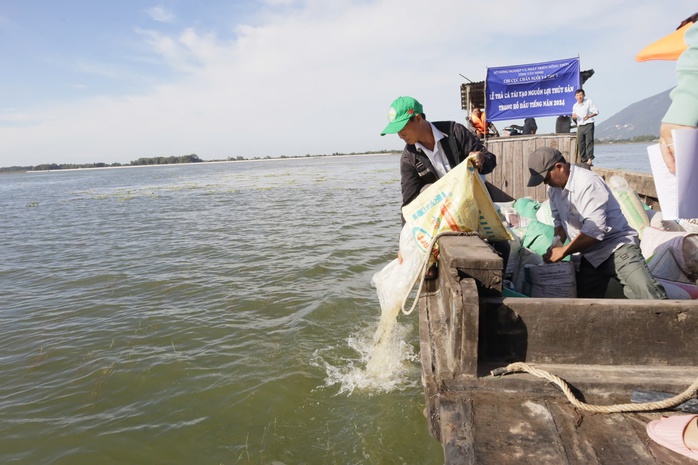Tây Ninh thả nhiều loại cá giống xuống hồ Dầu Tiếng- Ảnh 2. Tây Ninh thả nhiều loại cá giống xuống hồ Dầu Tiếng- Ảnh 2.