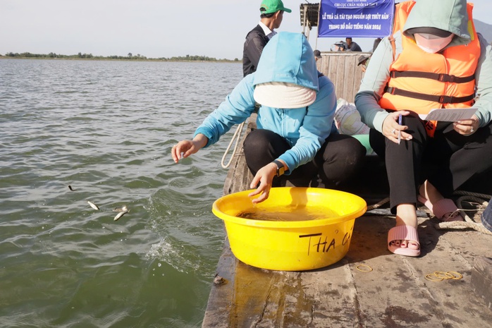 Tây Ninh thả nhiều loại cá giống xuống hồ Dầu Tiếng- Ảnh 3. Tây Ninh thả nhiều loại cá giống xuống hồ Dầu Tiếng- Ảnh 3.
