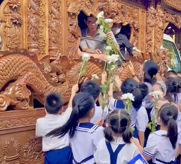 Xúc động hình ảnh học sinh và người dân Vũng Tàu đưa tiễn 2 chị em tử vong trong vụ cháy- Ảnh 2. Xúc động hình ảnh học sinh và người dân Vũng Tàu đưa tiễn 2 chị em tử vong trong vụ cháy- Ảnh 2.