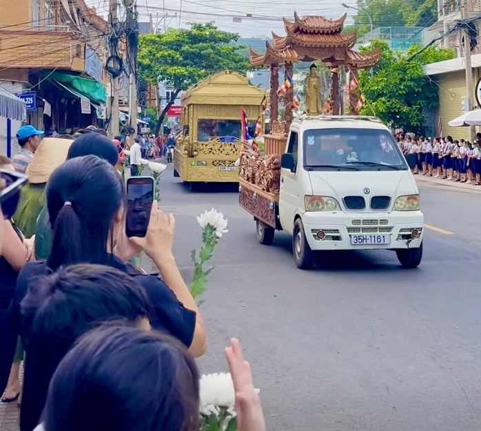 Xúc động hình ảnh học sinh và người dân Vũng Tàu đưa tiễn 2 chị em tử vong trong vụ cháy- Ảnh 1. Xúc động hình ảnh học sinh và người dân Vũng Tàu đưa tiễn 2 chị em tử vong trong vụ cháy- Ảnh 1.