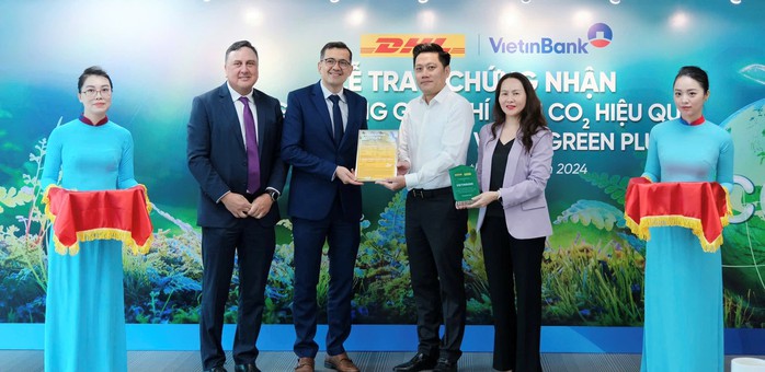 DHL Express hỗ trợ VietinBank giảm phát thải khí nhà kính- Ảnh 1. DHL Express hỗ trợ VietinBank giảm phát thải khí nhà kính- Ảnh 1.