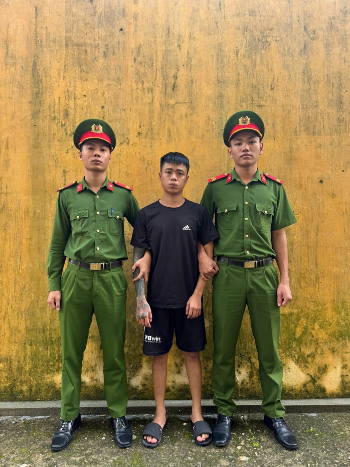 Dùng súng bắn người ngồi nhậu với vợ cũ- Ảnh 1. Dùng súng bắn người ngồi nhậu với vợ cũ- Ảnh 1.