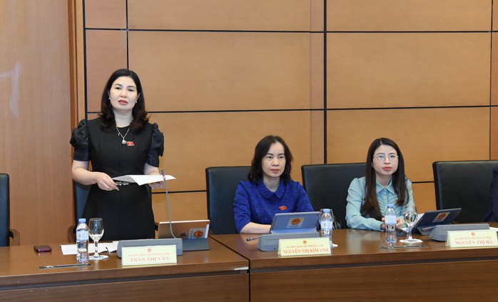 Đại biểu Trần Thị Vân (đoàn Bắc Ninh) cho rằng quy định thời gian đóng báo hiểm thất nghiệp từ 12 đến 36 tháng được hưởng 3 tháng trợ cấp thất nghiệp là chưa thật sự tạo công bằng giữa người tham gia 12 tháng và người tham gia 36 tháng. Ảnh: HỒ LONG Đại biểu Trần Thị Vân (đoàn Bắc Ninh) cho rằng quy định thời gian đóng báo hiểm thất nghiệp từ 12 đến 36 tháng được hưởng 3 tháng trợ cấp thất nghiệp là chưa thật sự tạo công bằng giữa người tham gia 12 tháng và người tham gia 36 tháng. Ảnh: HỒ LONG