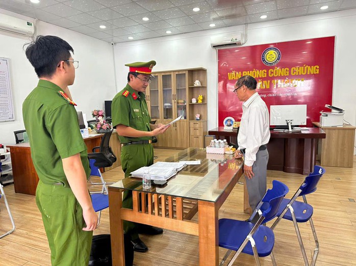 Một nguyên công chứng viên Phòng Công chứng số 03 tỉnh Đồng Nai bị bắt - Ảnh 1. Một nguyên công chứng viên Phòng Công chứng số 03 tỉnh Đồng Nai bị bắt - Ảnh 1.