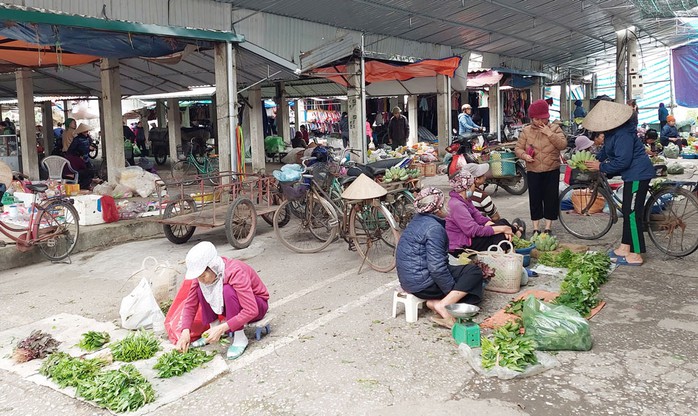 Người dân tranh thủ chợ phiên mang mấy mớ rau nhà trồng ra bán Người dân tranh thủ chợ phiên mang mấy mớ rau nhà trồng ra bán