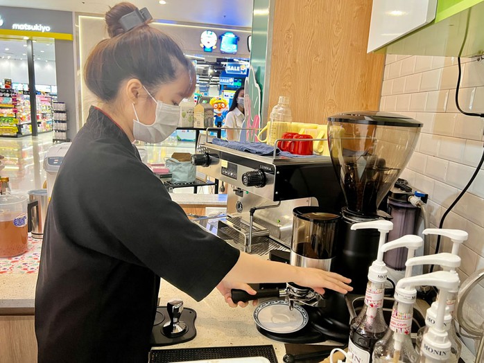 Ngành F&B đang phát triển mạnh ở Việt Nam, người lao động có nhiều cơ hội việc làm và thu nhập tốt. Ảnh: HỒNG ĐÀO Ngành F&B đang phát triển mạnh ở Việt Nam, người lao động có nhiều cơ hội việc làm và thu nhập tốt. Ảnh: HỒNG ĐÀO