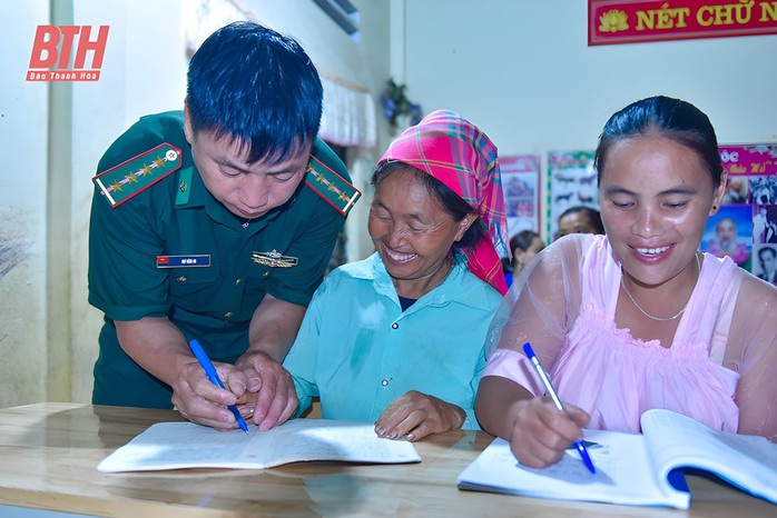 “Thầy giáo mang quân hàm xanh” đại úy Hơ Văn Di dạy chữ cho đồng bào người dân tộc ở huyện Mường Lát, tỉnh Thanh Hóa. Ảnh: HÀNG ĐÔNG “Thầy giáo mang quân hàm xanh” đại úy Hơ Văn Di dạy chữ cho đồng bào người dân tộc ở huyện Mường Lát, tỉnh Thanh Hóa. Ảnh: HÀNG ĐÔNG