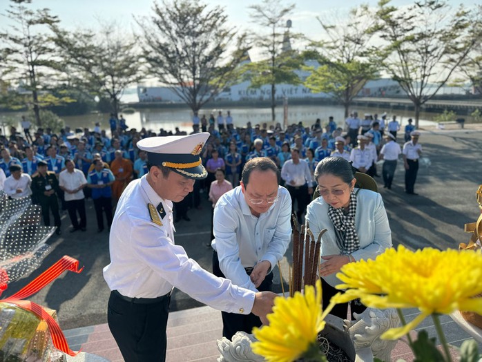 Phó Bí thư Thường trực Thành ủy TP HCM Nguyễn Hồ Hải cùng các đại biểu trong Đoàn đại biểu TP HCM dâng hương tưởng niệm anh linh các anh hùng - liệt sĩ tại tượng đài Đoàn tàu không số Phó Bí thư Thường trực Thành ủy TP HCM Nguyễn Hồ Hải cùng các đại biểu trong Đoàn đại biểu TP HCM dâng hương tưởng niệm anh linh các anh hùng - liệt sĩ tại tượng đài Đoàn tàu không số