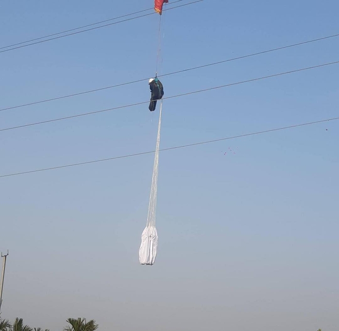 Người đàn ông nhảy dù bị mắc, treo lơ lửng trên đường điện cao thế 110 kV- Ảnh 1. Người đàn ông nhảy dù bị mắc, treo lơ lửng trên đường điện cao thế 110 kV- Ảnh 1.