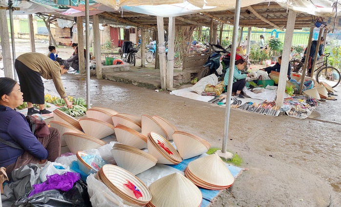 Nhiều người lấy hàng từ các làng nghề đi bán ở chợ phiên Nhiều người lấy hàng từ các làng nghề đi bán ở chợ phiên