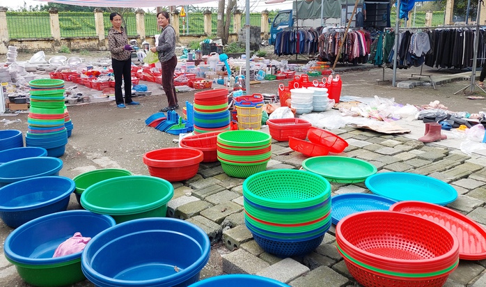 Nhiều người có thu nhập ổn định nhờ “chạy hang” qua các chợ phiên Nhiều người có thu nhập ổn định nhờ “chạy hang” qua các chợ phiên