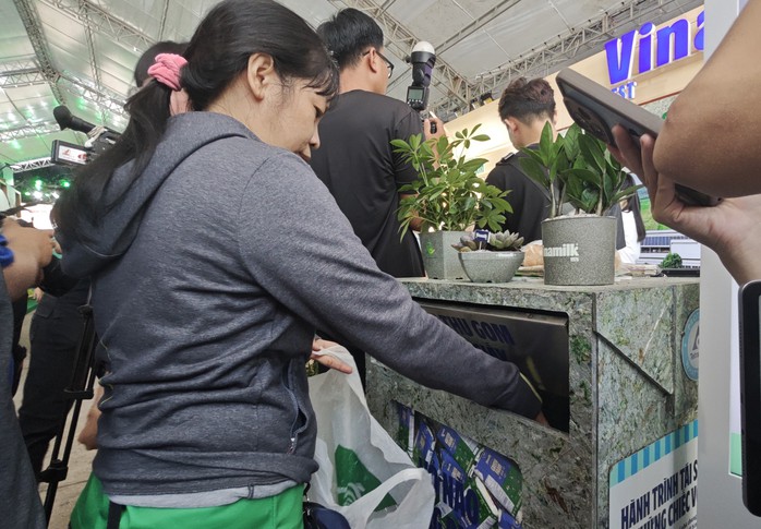 Nhiều món quà hấp dẫn tại Ngày hội Việt Nam Xanh- Ảnh 3. Nhiều món quà hấp dẫn tại Ngày hội Việt Nam Xanh- Ảnh 3.