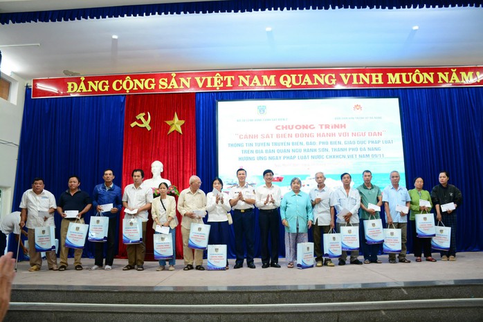 Nhiều hoạt động của Vùng Cảnh sát biển 2 tại Đà Nẵng- Ảnh 2. Nhiều hoạt động của Vùng Cảnh sát biển 2 tại Đà Nẵng- Ảnh 2.