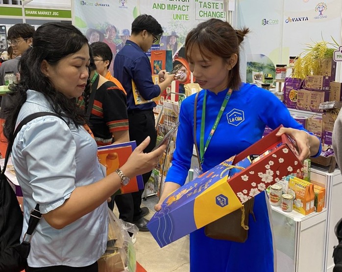 Các phần quà Tết được giới thiệu tại một hội chợ. Ảnh: AN NA Các phần quà Tết được giới thiệu tại một hội chợ. Ảnh: AN NA