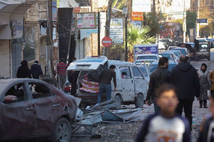 Một khu vực bị hư hại ở TP Aleppo - Syria sau cuộc tấn công của phiến quân hôm 30-11. Ảnh: REUTERS Một khu vực bị hư hại ở TP Aleppo - Syria sau cuộc tấn công của phiến quân hôm 30-11. Ảnh: REUTERS