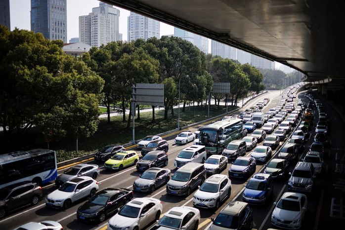 Hàng dài ô tô “chôn chân” khi tham gia giao thông ở Thượng Hải - Trung Quốc. Ảnh: REUTERS Hàng dài ô tô “chôn chân” khi tham gia giao thông ở Thượng Hải - Trung Quốc. Ảnh: REUTERS
