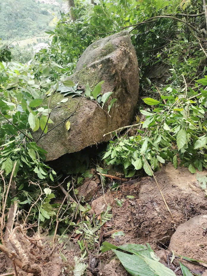 Động đất khiến hàng chục tảng đá lớn lăn xuống làng- Ảnh 7. Động đất khiến hàng chục tảng đá lớn lăn xuống làng- Ảnh 7.