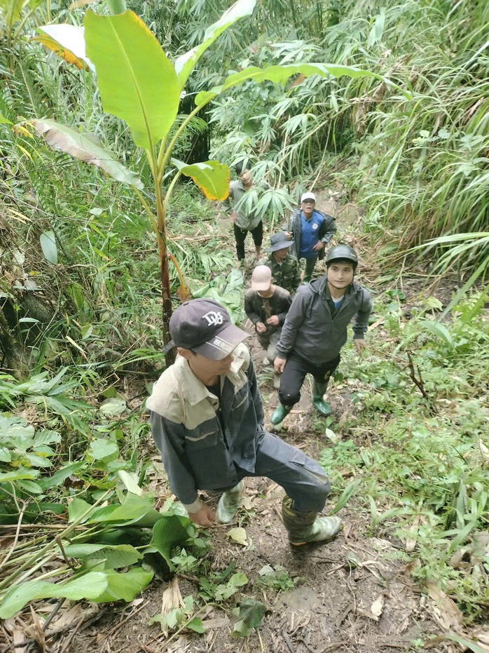 Động đất khiến hàng chục tảng đá lớn lăn xuống làng- Ảnh 9. Động đất khiến hàng chục tảng đá lớn lăn xuống làng- Ảnh 9.