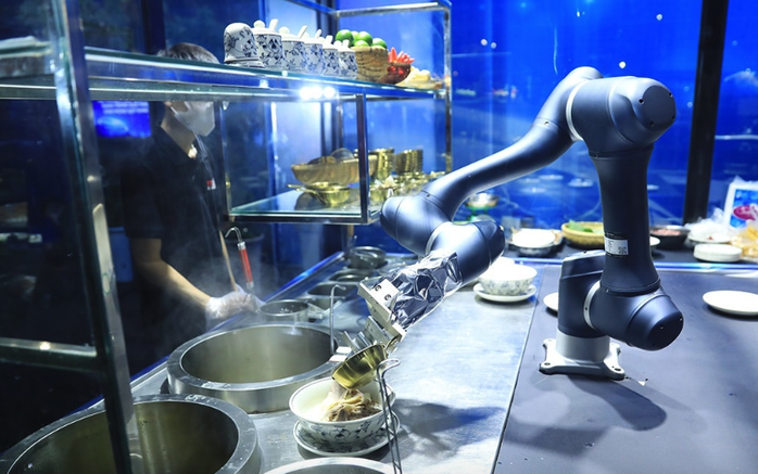 Háo hức trải nghiệm "Phở số Hà thành" do robot thông minh phục vụ- Ảnh 1. Háo hức trải nghiệm "Phở số Hà thành" do robot thông minh phục vụ- Ảnh 1.