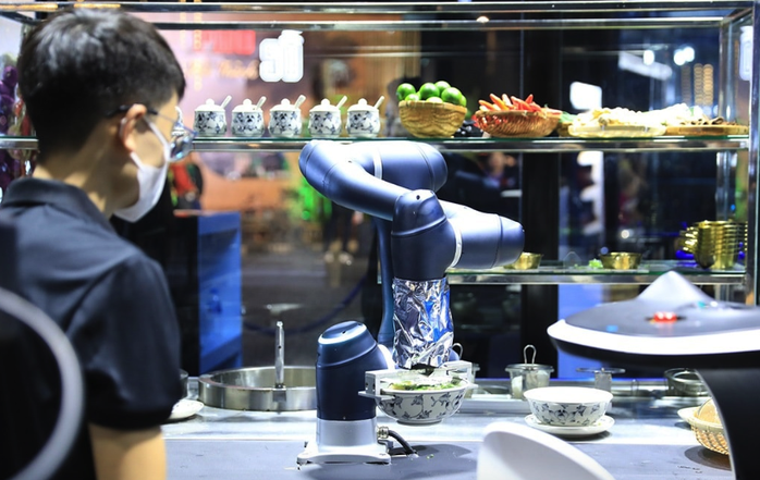 Háo hức trải nghiệm "Phở số Hà thành" do robot thông minh phục vụ- Ảnh 2. Háo hức trải nghiệm "Phở số Hà thành" do robot thông minh phục vụ- Ảnh 2.
