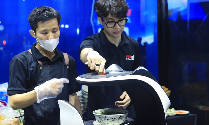 Háo hức trải nghiệm "Phở số Hà thành" do robot thông minh phục vụ- Ảnh 3. Háo hức trải nghiệm "Phở số Hà thành" do robot thông minh phục vụ- Ảnh 3.