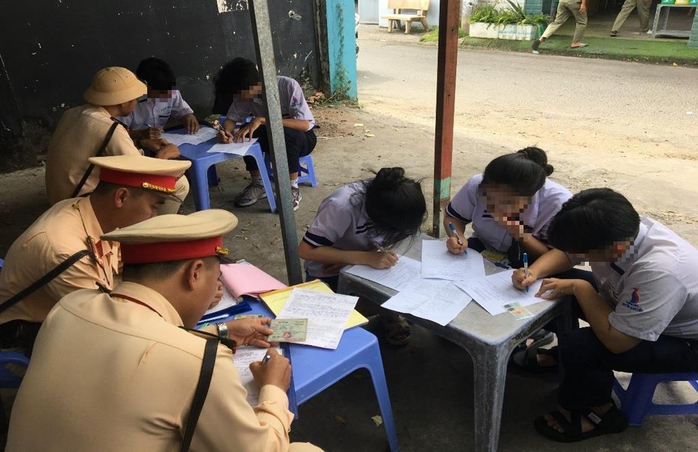 Công an bí mật ghi hình, phát hiện nhiều học sinh đi xe máy vi phạm- Ảnh 1. Công an bí mật ghi hình, phát hiện nhiều học sinh đi xe máy vi phạm- Ảnh 1.