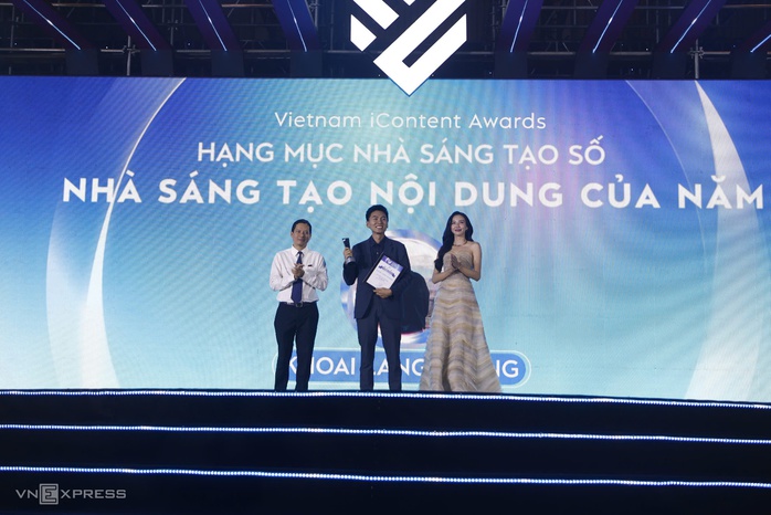 MC Quyền Linh nhận giải về sáng tạo số, Khoai Lang Thang giành “cú đúp”- Ảnh 2. MC Quyền Linh nhận giải về sáng tạo số, Khoai Lang Thang giành “cú đúp”- Ảnh 2.